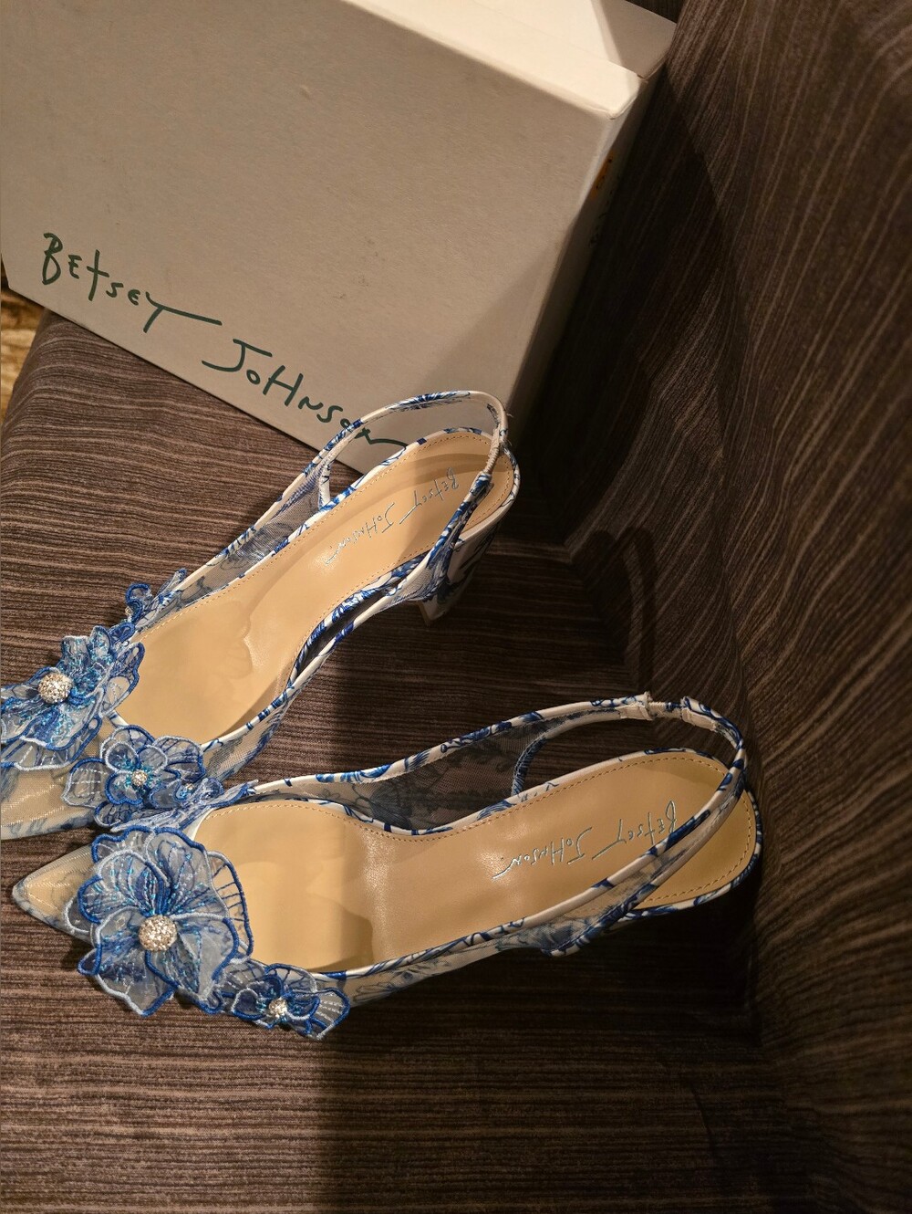 NWT Betsey Johnson Petra WHT/BLU FLORALEmbellished Slingback Heels, Size 9.5 - Picture 2 of 16